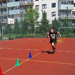 Uczeń wykonuje tor przeszkód.jpg