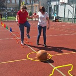 Uczennica z opiekunem podczas wykonywania konkurenncji sportowej.jpg