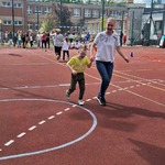 Uczeń z nauczycielką podczas wykonywania konkurencji sportowej.jpg