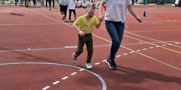 Uczeń z nauczycielką podczas wykonywania konkurencji sportowej.jpg