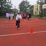 Uczennica w czasie pokonywania konkurencji sportowej.jpg