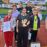 Nauczyciele i uczniowie z medalami i dyplomami.jpg
