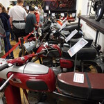 Uczniowie oglądający motory na wystawie starych motocykli.JPG
