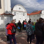 Uczniowie i Pani przewodnik pod dawnym klasztorem Misjonarzy (1).JPG
