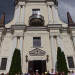 Uczniowie i nauczyciela pod kościołem Wniebowzięcia Najświętszej Maryi Panny.JPG