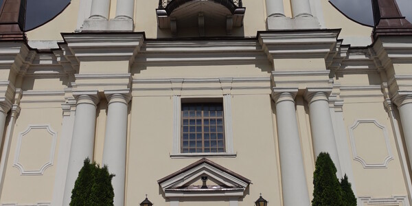 Uczniowie i nauczyciela pod kościołem Wniebowzięcia Najświętszej Maryi Panny.JPG