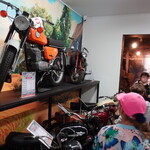 Pani przewonik i uczniowie w trakcie oglądania wystawy starych motocykli.JPG