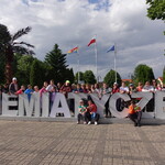 Uczestnicy wycieczki w centrum Miasta przy napisie Siemiatycze.JPG