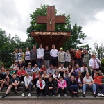 Grupa uczestników wycieczki pod pomnikiem PĘKNIĘTYM KRZYŻEM na kopcu Pamięci Podlasia  w Drohiczynie.JPG