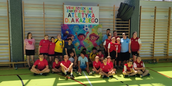 Uczestnicy tegorocznych międzyszkolnych Zawodów Sportowych Atletyka dla Każdego.jpg