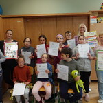 Pani pedagog_ wychowawcy i uczniowie na zdjęciu podsumowującym zajęcia profilaktyczne Przygody Zippiego.JPG