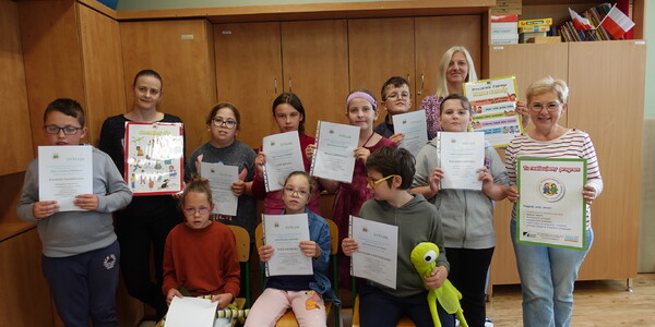 Pani pedagog_ wychowawcy i uczniowie na zdjęciu podsumowującym zajęcia profilaktyczne Przygody Zippiego.JPG