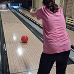 Uczennica podczas rzutu kulą na Turnieju Bowlingowym.jpg