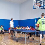 Uczeń podczas rozgrywek na Turnieju Tenisa Stołowego Szkół i Placówek Specjalnych „Otwarte Serca”.jpg