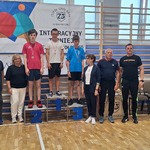 Pani Dyrektor ZS16_ organizatorzy i nauczyciele oraz uczniowie stojący na podium.jpg