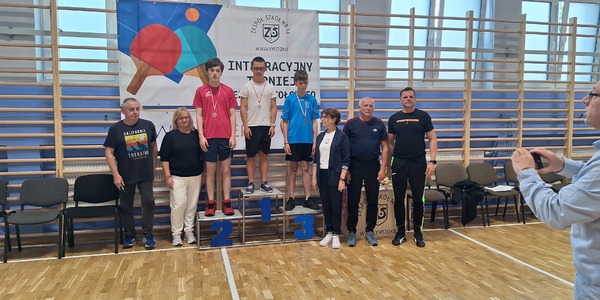 Pani Dyrektor ZS16_ organizatorzy i nauczyciele oraz uczniowie stojący na podium.jpg