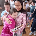 Wolontariuszka żegna się z uczniami.jpg