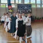 Absolwenci tańczą poloneza podczas uroczystości pożegnania klas ósmych.jpg