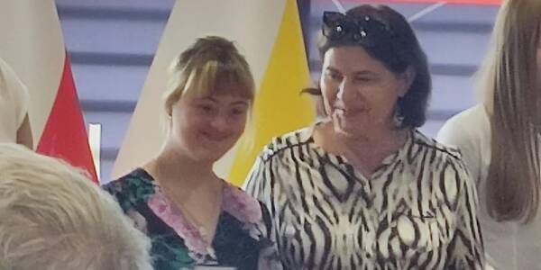 Pani Iwona oraz jej uczennica z nagrodami od Pana Prezydenta.jpeg