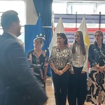 Pani Iwona oraz jej uczennica podczas gali wręczania medali Diligentiae Za pilność.jpeg