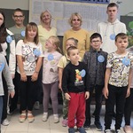 Dyrekcja_ pani pedagog i uczniowie nagrodzeni w plebiscycie życzliwości.jpg