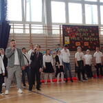 Uczniowie występują podczas szkolnej uroczystości..jpg