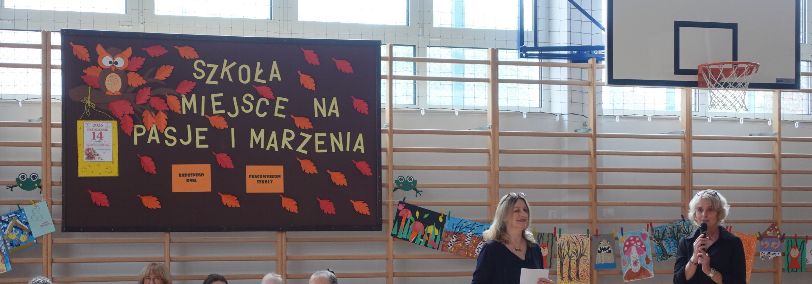 Panie Dyrektor przemawiają podczas szkolnej uroczystości..jpg
