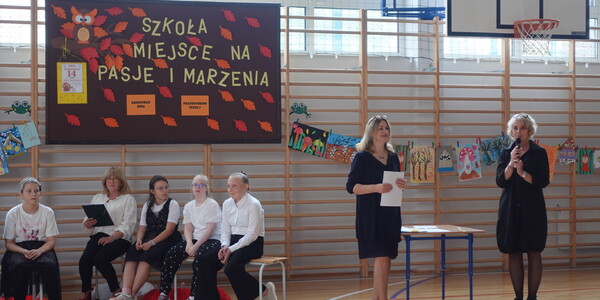 Panie Dyrektor przemawiają podczas szkolnej uroczystości..jpg