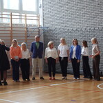 Dyrekcja szkoły wręcza wyróżnienia nauczycielom  podczas szkolnej uroczystości..jpg