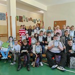 Organizatorzy_ nauczyciele i uczniowie z dyplomami za udział w konkursie.jpg