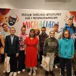 Uczniowie i opiekunowie koła teatralnego pozują do zdjęcia podczas przeglądu „Michaliada”.jpeg