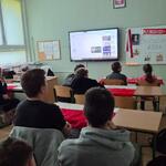 Uczniowie podczas zajęć o akcji BohaterON 2026 w szkolnej klasie.jpeg