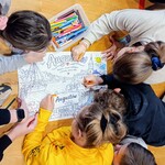 Uczniowie wspólnie kolorują plakat przedstawiający Augustów_ korzystając z kolorowych kredek i pisaków..jpg